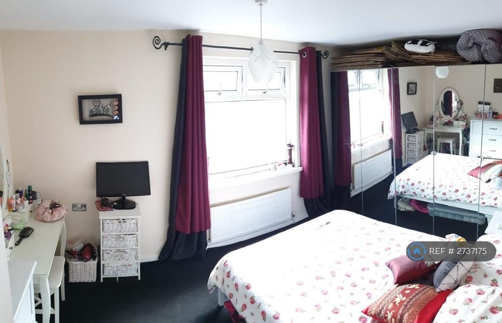 Double Bedroom. Mirrored Wardrobes Included