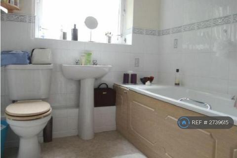 2 bedroom flat to rent, Hawthorne Close, Horsham, RH12