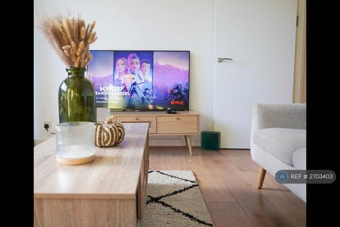 3 bedroom flat to rent, Oakshott Court, London, NW1