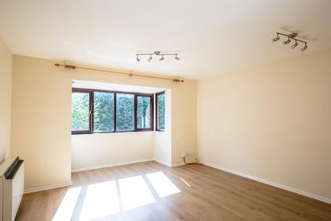 2 bedroom flat to rent, Lambert Court, Bushey Grove Road