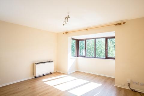 2 bedroom flat to rent, Lambert Court, Bushey Grove Road