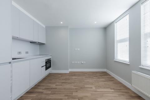 Ground floor flat to rent, Broadhurst Gardens