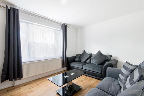 3 bedroom apartment to rent - William Lodge