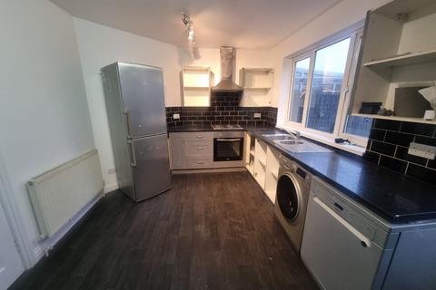 3 bedroom semi-detached house to rent, Princess Road, Oldbury, B68 9PU