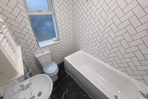 3 bedroom semi-detached house to rent, Princess Road, Oldbury, B68 9PU