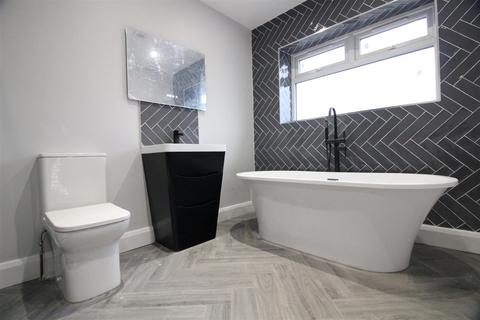 3 bedroom detached bungalow to rent - Snape Spur, Slough