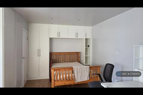 Studio to rent, Kingsley Avenue, Hounslow, TW3