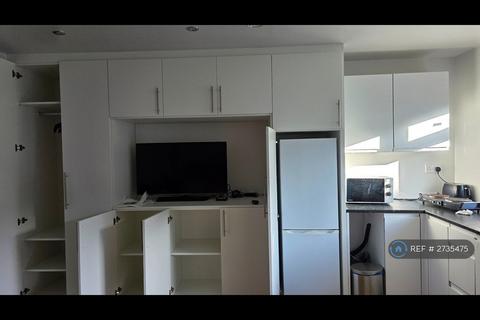 Studio to rent, Kingsley Avenue, Hounslow, TW3