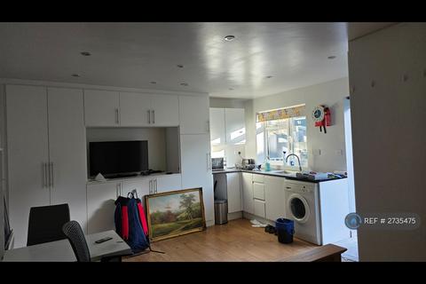 Studio to rent, Kingsley Avenue, Hounslow, TW3