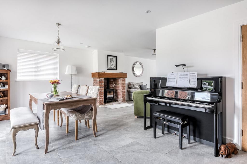 Dining area to snug room