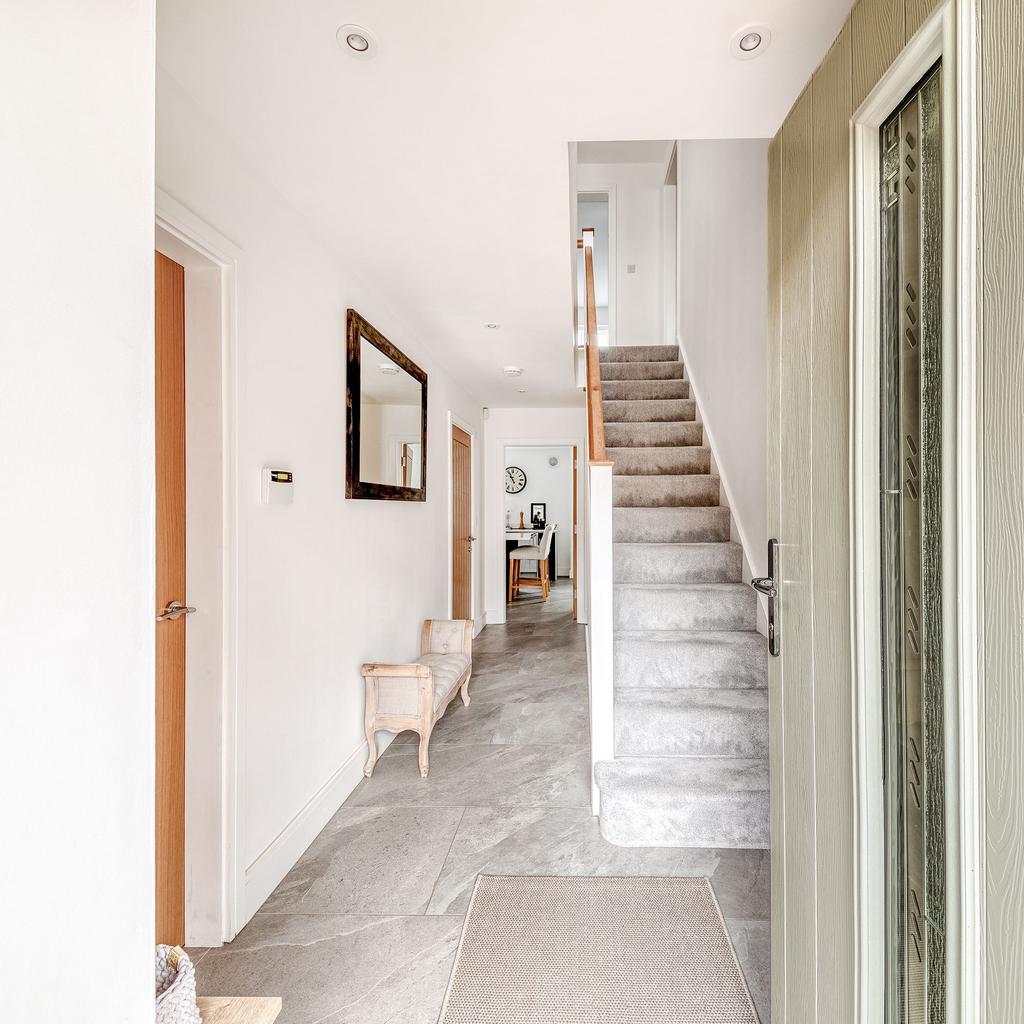 Entrance hall/stairs