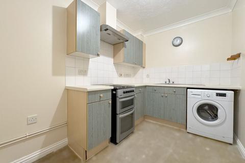 2 bedroom flat to rent, Leicester Court, Newbury Road, Crawley