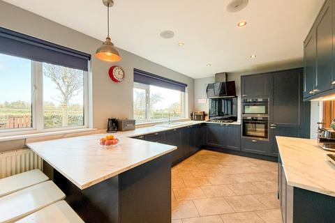 4 bedroom detached house for sale, Farfield Avenue, Holmfirth HD9