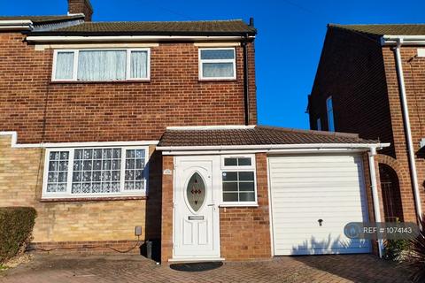 2 bedroom semi-detached house to rent, Meyrick Avenue, Luton, LU1