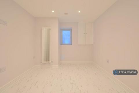 3 bedroom flat to rent, Croydon Road, Reigate, RH2
