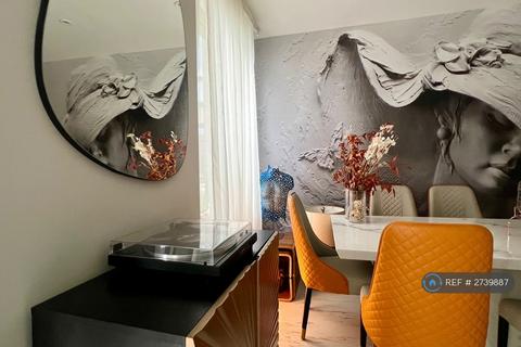 undefined, New Village Avenue, London, E14