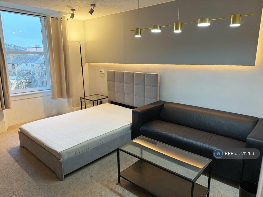 Bedroom 1 - Studio-Style Double With Sofa