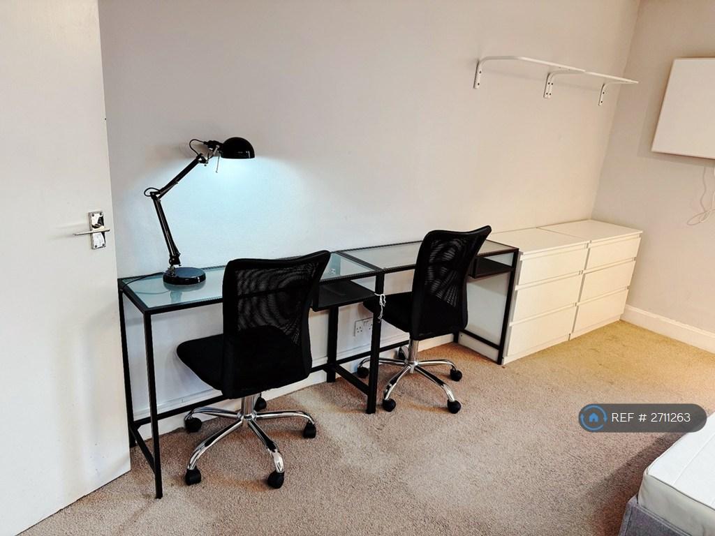 Bedroom 1 - Studio-Style Double With Desk