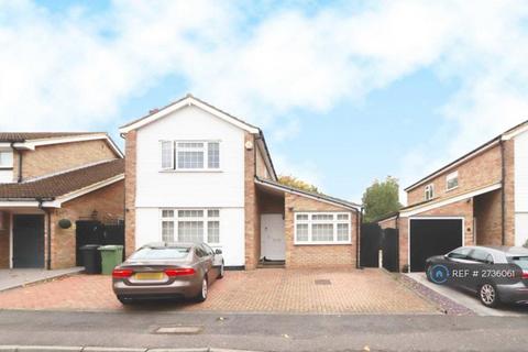 4 bedroom detached house to rent, Badgers Copse, Worcester Park, KT4