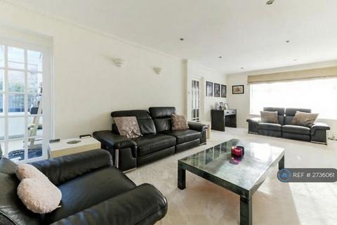 4 bedroom detached house to rent, Badgers Copse, Worcester Park, KT4