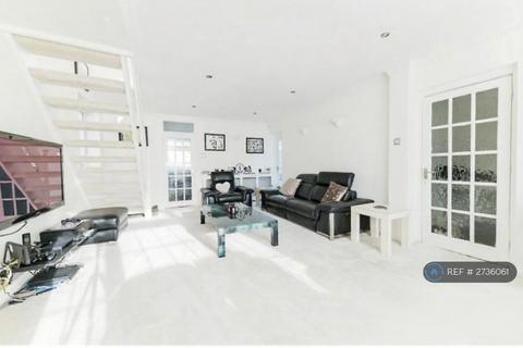 4 bedroom detached house to rent, Badgers Copse, Worcester Park, KT4