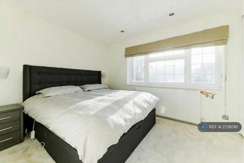 4 bedroom detached house to rent, Badgers Copse, Worcester Park, KT4