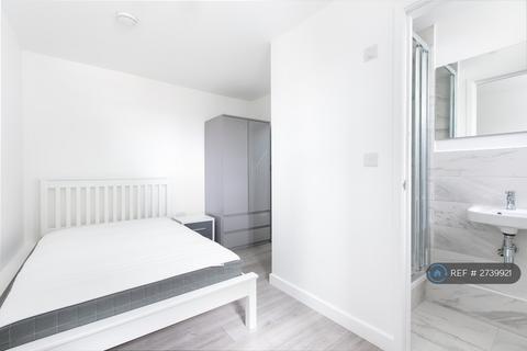 3 bedroom maisonette to rent, Chubworthy Street, London, SE14