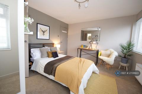 1 bedroom in a house share to rent - Essex Close, Addlestone, KT15