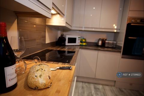 1 bedroom in a house share to rent, Essex Close, Addlestone, KT15