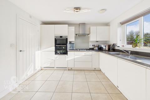 4 bedroom detached house for sale, Robin Grove, Wymondham, Norwich