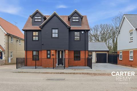 4 bedroom detached house for sale - Hazel Close, Noak Bridge, SS15