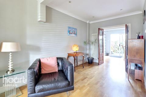 3 bedroom end of terrace house for sale, Dagenham Road, Rainham, RM13 7TA