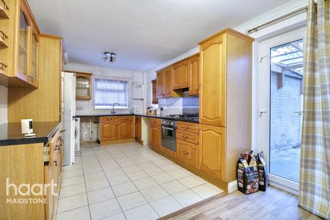 3 bedroom semi-detached house for sale, Kent Avenue, Maidstone