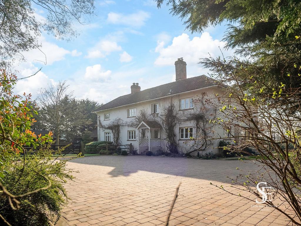 Driveway to front of house