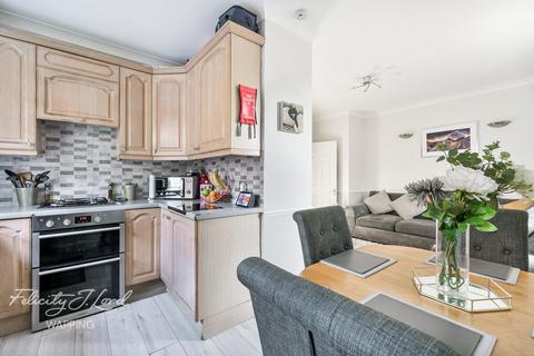 3 bedroom flat for sale, St Katharines Way, London E1