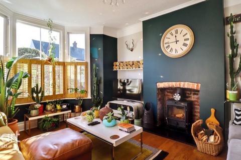 4 bedroom semi-detached house for sale, Kings Avenue, Ashford