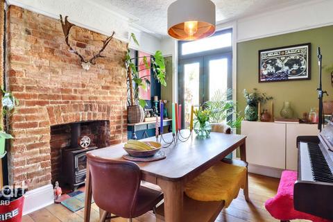 4 bedroom semi-detached house for sale, Kings Avenue, Ashford