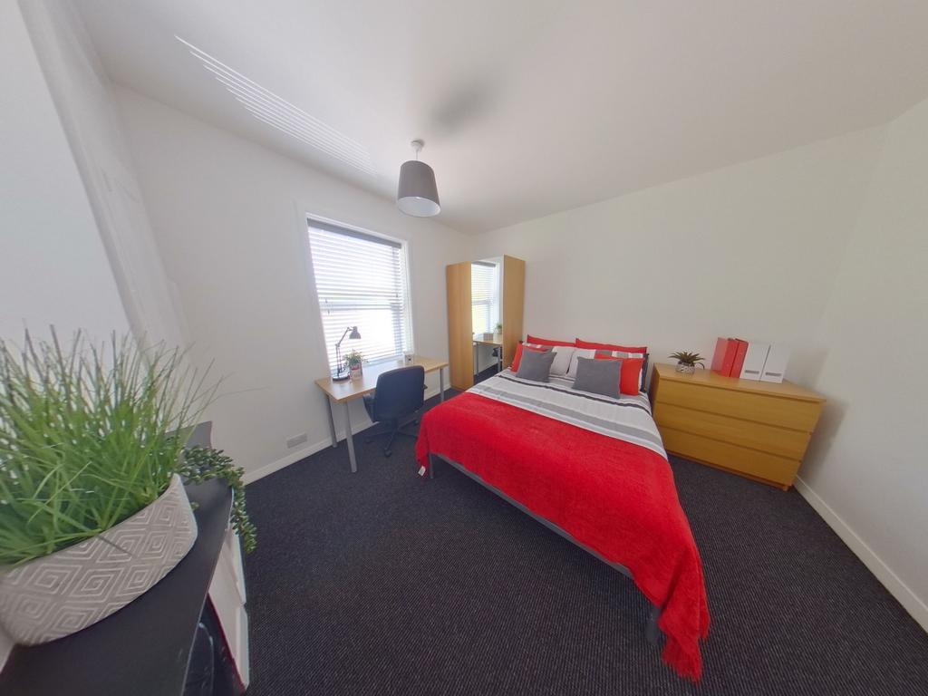 Bright, neatly presented double bedroom with a ...