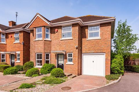 4 bedroom detached house to rent, Beckingham Place, Spencers Wood, RG7