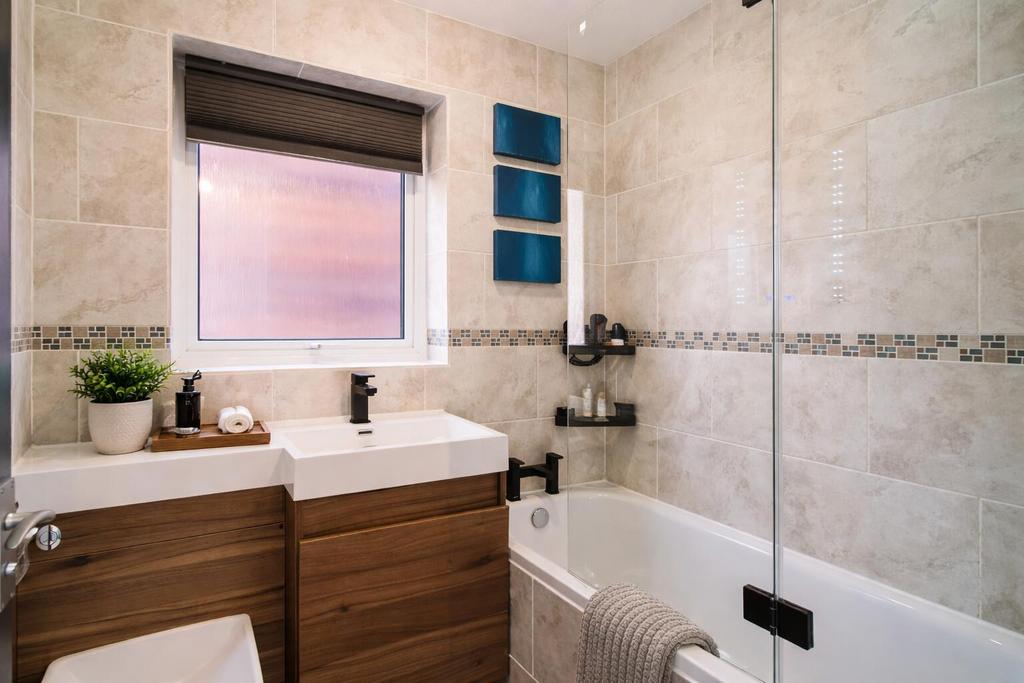011 Bathroom.jpg