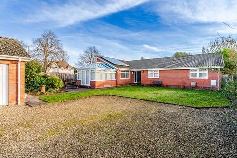 3 bedroom detached bungalow for sale - Detached bungalow in the center of Yatton village