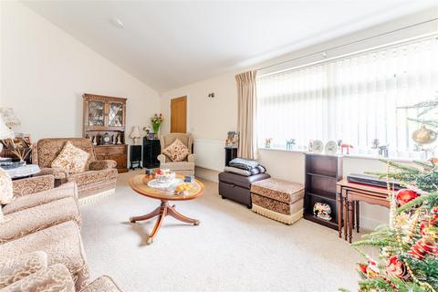 3 bedroom detached bungalow for sale, Detached bungalow in the centre of Yatton village