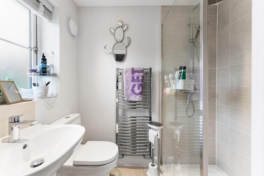 1.11 - ensuite.jpg