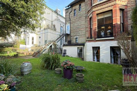3 bedroom flat for sale, Castle Hill Avenue, Folkestone, Kent CT20 2TD