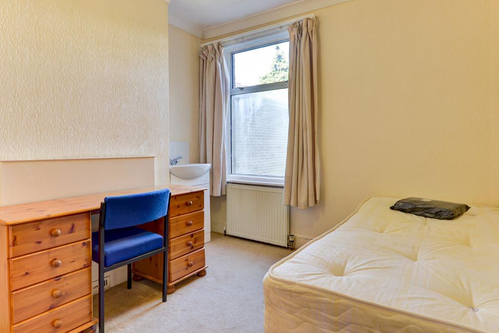 Bright single bedroom with a comfortable mattre...
