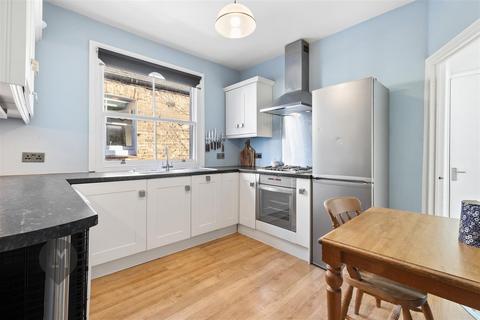 2 bedroom flat for sale, Treport Street, London