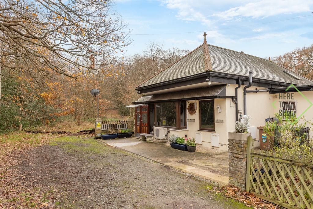 29 Oak Hill, Woodford Green, IG8 9 NX-1