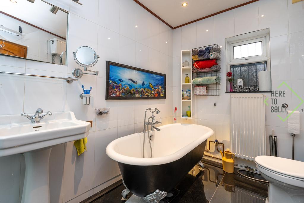29 Oak Hill, Woodford Green, IG8 9 NX-13
