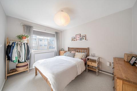 2 bedroom flat for sale, Smithwood Close, London, SW19
