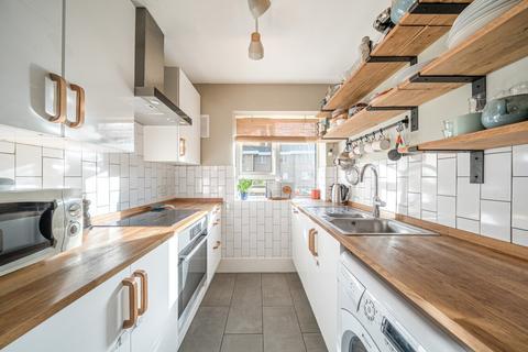 2 bedroom flat for sale, Smithwood Close, London, SW19